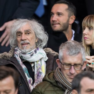 Louis Bertignac et sa compagne Laeti­cia lors de la demi-finale de la Coupe de France "PSG - AS Monaco" au Parc des Princes à Paris, le 27 avril 2017. © Cyril Moreau/Bestimage