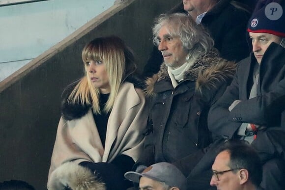 Louis Bertignac et sa compagne Laeticia lors du match Paris Saint-Germain contre le FC Barcelona au parc des Princes à Paris, le 14 février 2017.