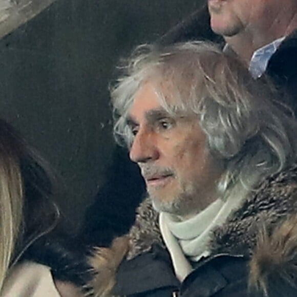 Louis Bertignac et sa compagne Laeticia lors du match Paris Saint-Germain contre le FC Barcelona au parc des Princes à Paris, le 14 février 2017.