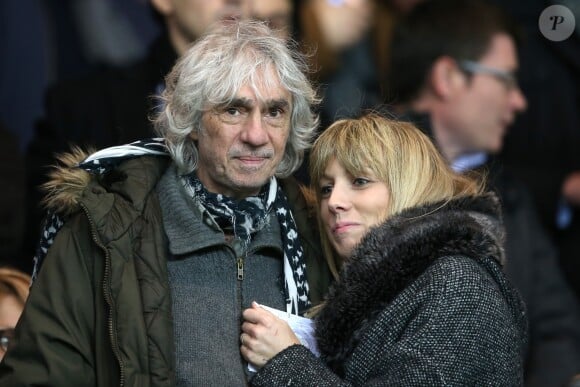 Louis Bertignac et sa compagne Laeticia - People au match de coupe de la ligue entre le Psg et Toulouse au Parc des Princes à Paris le 27 janvier 2016. © Cyril Moreau/Bestimage