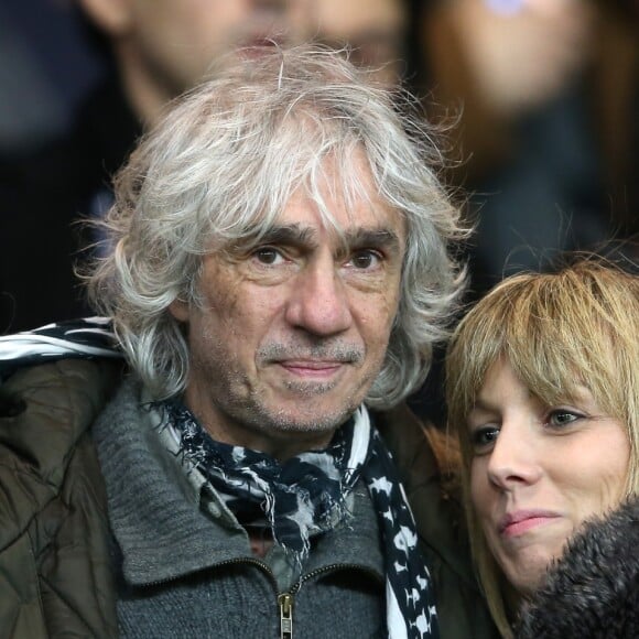 Louis Bertignac et sa compagne Laeticia - People au match de coupe de la ligue entre le Psg et Toulouse au Parc des Princes à Paris le 27 janvier 2016. © Cyril Moreau/Bestimage