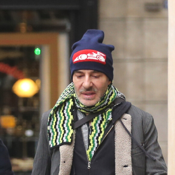 Exclusif - John Galliano se promène dans les rues de Paris le 21 février 2017.