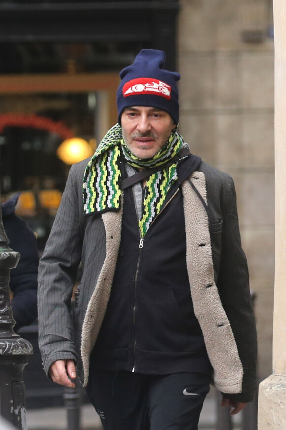 Exclusif - Le créateur John Galliano se promène dans les rues de Paris le 21 février 2017.