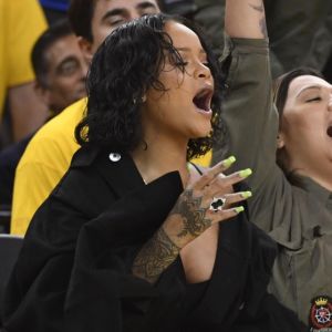 Rihanna à fond derrière les Cavs lors du match 1 de la finale des play-offs NBA le 1er juin 2017 à l'Oracle Arena entre les Golden State Warriors et les Cleveland Cavaliers. Fan de LeBron James, la chanteuse a tout fait pour provoquer le public des Warriors.