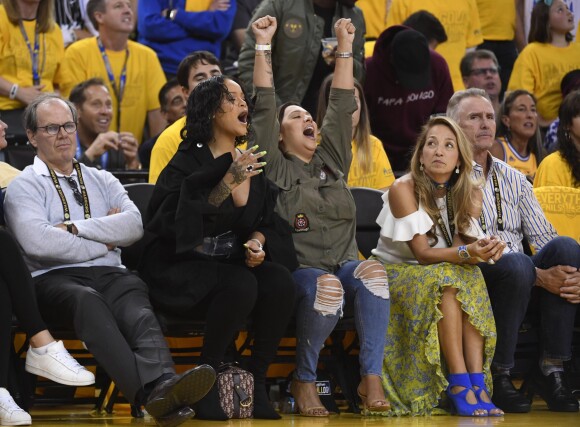 Rihanna à fond derrière les Cavs lors du match 1 de la finale des play-offs NBA le 1er juin 2017 à l'Oracle Arena entre les Golden State Warriors et les Cleveland Cavaliers. Fan de LeBron James, la chanteuse a tout fait pour provoquer le public des Warriors.