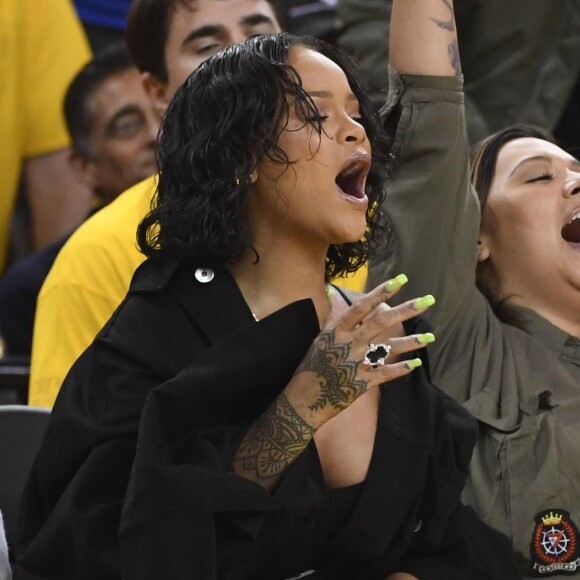 Rihanna à fond derrière les Cavs lors du match 1 de la finale des play-offs NBA le 1er juin 2017 à l'Oracle Arena entre les Golden State Warriors et les Cleveland Cavaliers. Fan de LeBron James, la chanteuse a tout fait pour provoquer le public des Warriors.