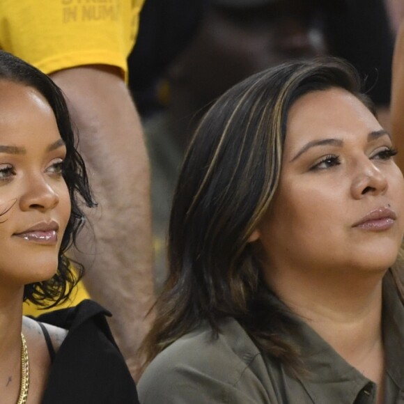 Rihanna lors du match 1 de la finale des play-offs NBA le 1er juin 2017 à l'Oracle Arena entre les Golden State Warriors et les Cleveland Cavaliers. Fan de LeBron James, la chanteuse a tout fait pour provoquer le public des Warriors.