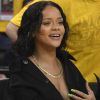 Rihanna pendant le match 1 de la finale des play-offs NBA le 1er juin 2017 à l'Oracle Arena entre les Golden State Warriors et les Cleveland Cavaliers. Fan de LeBron James, la chanteuse a tout fait pour provoquer le public des Warriors.