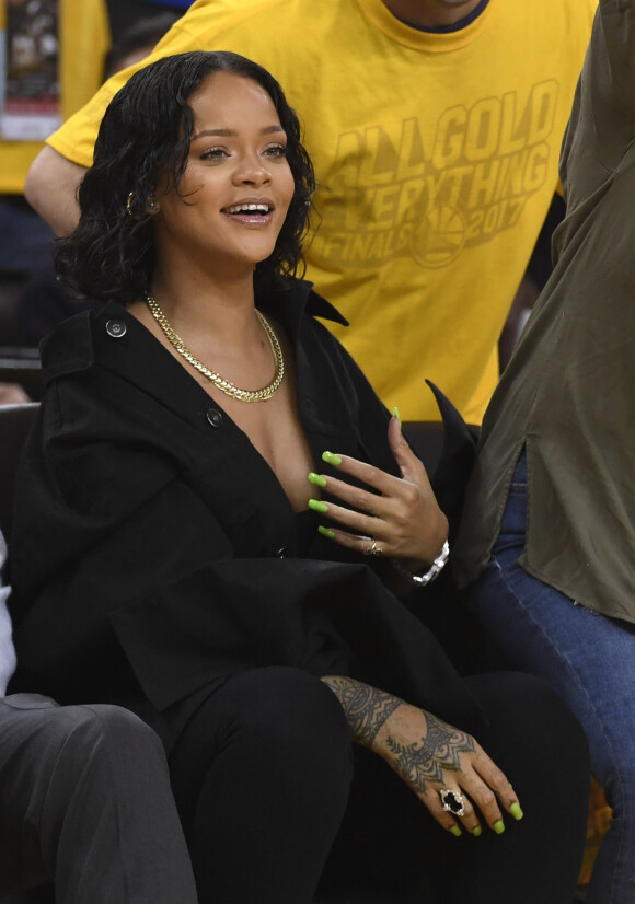 Rihanna pendant le match 1 de la finale des play-offs NBA le 1er juin 2017 à l'Oracle Arena entre les Golden State Warriors et les Cleveland Cavaliers. Fan de LeBron James, la chanteuse a tout fait pour provoquer le public des Warriors.