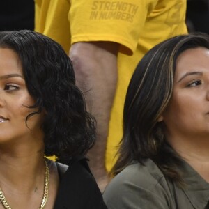 Rihanna spectatrice du match 1 de la finale des play-offs NBA le 1er juin 2017 à l'Oracle Arena entre les Golden State Warriors et les Cleveland Cavaliers. Fan de LeBron James, la chanteuse a tout fait pour provoquer le public des Warriors.
