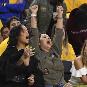 Rihanna lors du match 1 de la finale des play-offs NBA le 1er juin 2017 à l'Oracle Arena d'Oakland entre les Golden State Warriors et les Cleveland Cavaliers. Fan de LeBron James, la chanteuse a tout fait pour provoquer le public des Warriors.