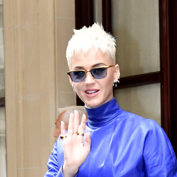Semi Exclusif - Katy Perry quitte l'hôtel Meurice par la sortie arrière et signe des autographes à ses fans qui l'attendaient à Paris le 2 juin 2017.