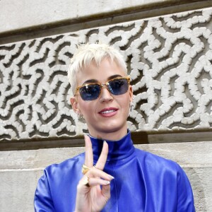 Semi Exclusif - Katy Perry quitte l'hôtel Meurice par la sortie arrière et signe des autographes à ses fans qui l'attendaient à Paris le 2 juin 2017.