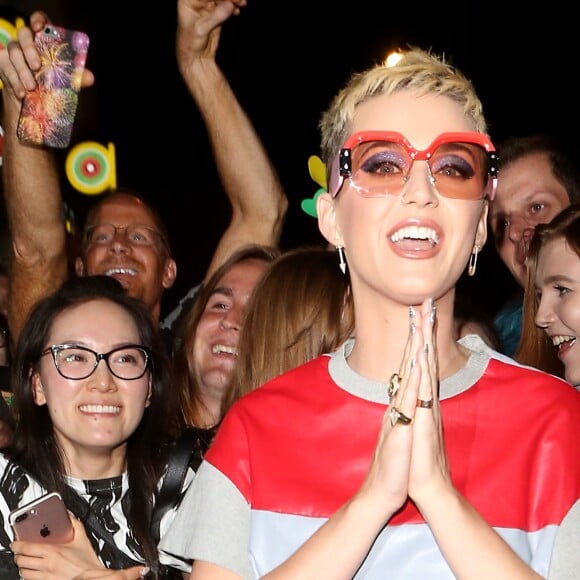 Katy Perry va saluer ses fans à la sortie du pub "The Water Rats" à Londres, le 25 mai 2017. © CPA/Bestimage