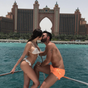 Nabilla et Thomas s'embrassant langoureusement à Dubaï, le 4 juin 2017.