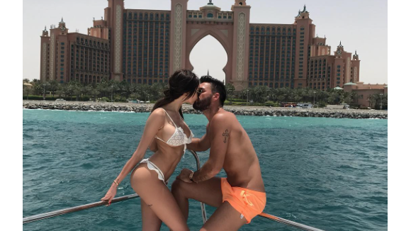 Nabilla, sublime en bikini à Dubaï, partage un tendre baiser avec Thomas