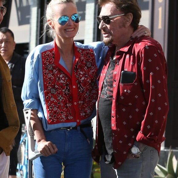 Johnny Hallyday avec sa femme Laeticia, leurs filles Jade et Joy, Marie Poniatowski avec son mari Pierre Rambaldi et leur fille Tess, à Santa Monica, le 1er avril 2017. - Merci de flouter le visage des enfants avant publication -  Please hide children's face prior to the publication - Johnny Hallyday with his wife Laeticia, their daughters Jade and Joy and their friends Marie Poniatowski with her husband Pierre Rambaldi and their daughter Tess, in Santa Monica. April 1st, 2017.01/04/2017 - Santa Monica