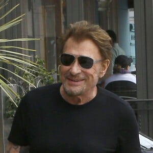 Johnny Hallyday, souriant, très en forme et très amoureux de sa femme Laeticia (béquilles) sort déjeuner en famille au Water Grill de Santa Monica le 18 mars 2017 pour l'anniversaire de Laeticia qui fête le jour même ses 42 ans.  Johnny Hallyday takes his family to celebrate wife Laeticia's birthday at the Water Grill in Santa Monica, California on March 18, 2017. The couple has recently had some health setbacks. Hallyday - known as 'The French Elvis' - is currently undergoing treatment for cancer, while Laeticia needs crutches after spraining her ankle in a fall.18/03/2017 - Santa Monica