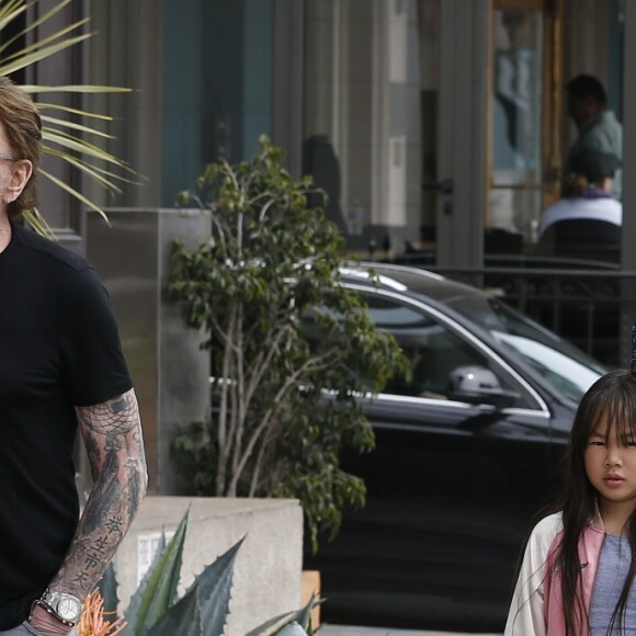 Joy et Jade - Johnny Hallyday, souriant, très en forme et très amoureux de sa femme Laeticia (Béquilles) sort déjeuner en famille au Water Grill de Santa Monica le 18 mars 2017 pour l'anniversaire de Laeticia qui fête le jour même ses 42 ans. 18/03/2017 - Santa Monica