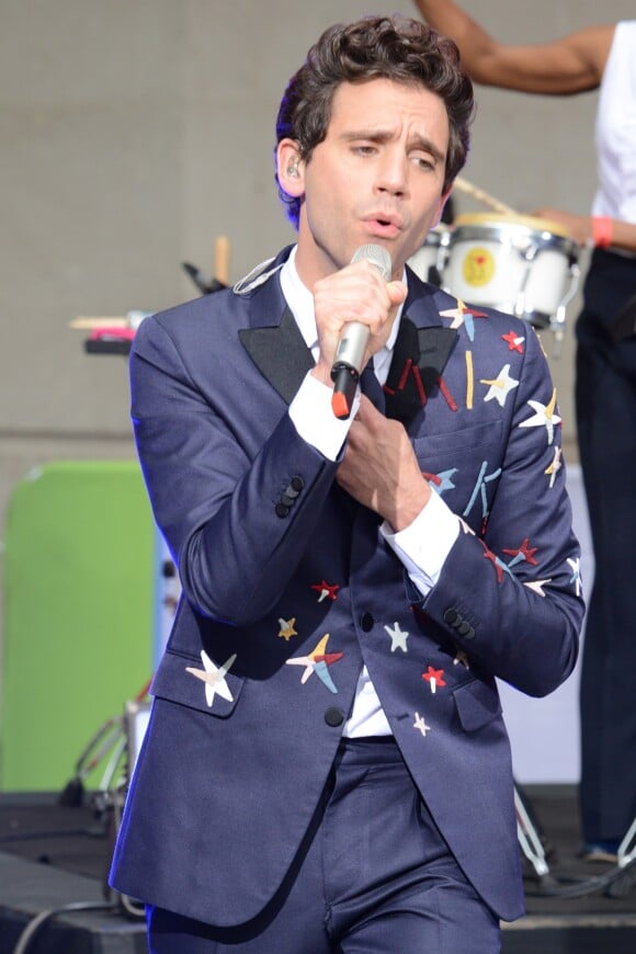 Le chanteur Mika en live à la BBC à Londres le 24 juin 2015.