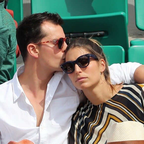 Juan Arbelaez et sa compagne Laury Thilleman (Miss France 2011) - Les célébrités dans les tribunes lors des internationaux de France de Roland-Garros à Paris, le 4 juin 2017. © Dominique Jacovides-Cyril Moreau/Bestimage