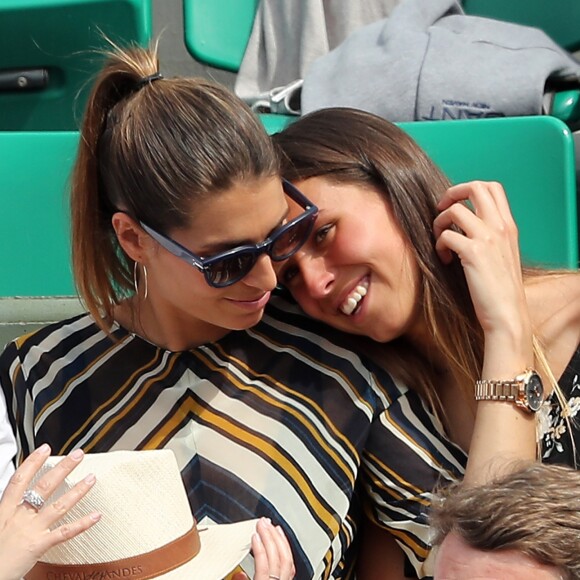 Laury Thilleman (Miss France 2011) avec sa soeur Julie - Les célébrités dans les tribunes lors des internationaux de France de Roland-Garros à Paris, le 4 juin 2017. © Dominique Jacovides-Cyril Moreau/Bestimage