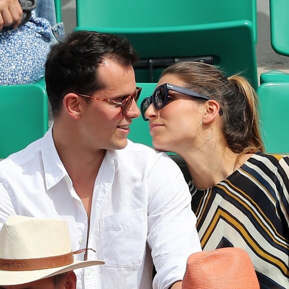 Juan Arbelaez et sa compagne Laury Thilleman (Miss France 2011) - Les célébrités dans les tribunes lors des internationaux de France de Roland-Garros à Paris, le 4 juin 2017. © Dominique Jacovides-Cyril Moreau/Bestimage