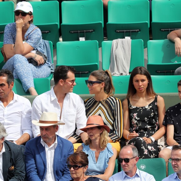 Juan Arbelaez et sa compagne Laury Thilleman (Miss France 2011) entourée de sa famille, son père Fabrice, sa mère Sophie, son frère Hugo et sa soeur Julie - Les célébrités dans les tribunes lors des internationaux de France de Roland-Garros à Paris, le 4 juin 2017. © Dominique Jacovides-Cyril Moreau/Bestimage