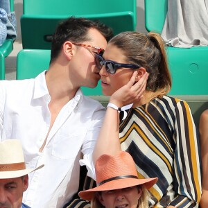 Juan Arbelaez et sa compagne Laury Thilleman (Miss France 2011) - Les célébrités dans les tribunes lors des internationaux de France de Roland-Garros à Paris, le 4 juin 2017. © Dominique Jacovides-Cyril Moreau/Bestimage