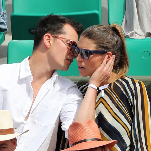 Juan Arbelaez et sa compagne Laury Thilleman (Miss France 2011) - Les célébrités dans les tribunes lors des internationaux de France de Roland-Garros à Paris, le 4 juin 2017. © Dominique Jacovides-Cyril Moreau/Bestimage