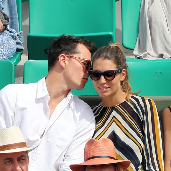 Juan Arbelaez et sa compagne Laury Thilleman (Miss France 2011) - Les célébrités dans les tribunes lors des internationaux de France de Roland-Garros à Paris, le 4 juin 2017. © Dominique Jacovides-Cyril Moreau/Bestimage