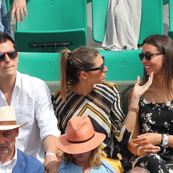 Juan Arbelaez, sa compagne Laury Thilleman (Miss France 2011) et sa soeur Julie - Les célébrités dans les tribunes lors des internationaux de France de Roland-Garros à Paris, le 4 juin 2017. © Dominique Jacovides-Cyril Moreau/Bestimage