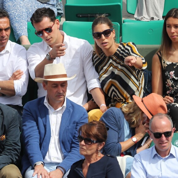 Juan Arbelaez et sa compagne Laury Thilleman (Miss France 2011) entourée de sa famille, son père Fabrice, sa mère Sophie, son frère Hugo et sa soeur Julie - Les célébrités dans les tribunes lors des internationaux de France de Roland-Garros à Paris, le 4 juin 2017. © Dominique Jacovides-Cyril Moreau/Bestimage