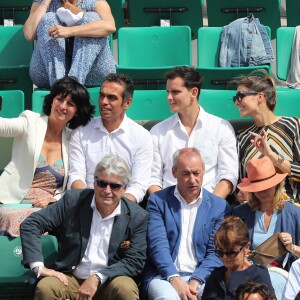 Juan Arbelaez et sa compagne Laury Thilleman (Miss France 2011) entourée de sa famille, son père Fabrice, sa mère Sophie, son frère Hugo et sa soeur Julie - Les célébrités dans les tribunes lors des internationaux de France de Roland-Garros à Paris, le 4 juin 2017. © Dominique Jacovides-Cyril Moreau/Bestimage