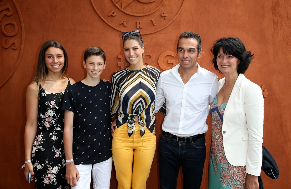 Photo : Laury Thilleman (Miss France 2011) avec son père Fabrice, sa mère  Sophie, son frère Hugo et sa soeur Julie - Les célébrités au village des  internationaux de tennis de Roland