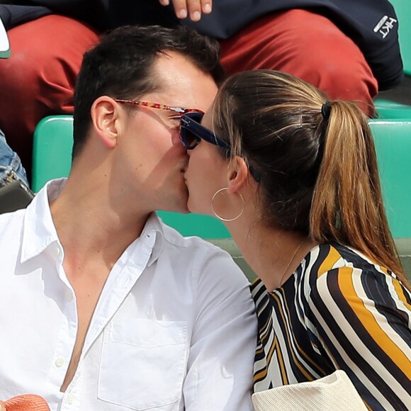 Juan Arbelaez et sa compagne Laury Thilleman (Miss France 2011) - Les célébrités dans les tribunes lors des internationaux de France de Roland-Garros à Paris, le 4 juin 2017. © Dominique Jacovides-Cyril Moreau/Bestimage