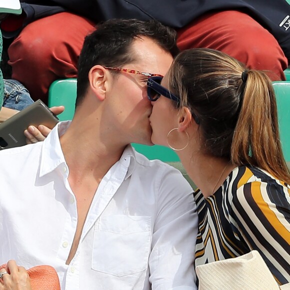 Juan Arbelaez et sa compagne Laury Thilleman (Miss France 2011) - Les célébrités dans les tribunes lors des internationaux de France de Roland-Garros à Paris, le 4 juin 2017. © Dominique Jacovides-Cyril Moreau/Bestimage