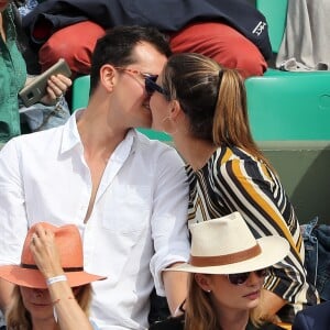 Juan Arbelaez et sa compagne Laury Thilleman (Miss France 2011) - Les célébrités dans les tribunes lors des internationaux de France de Roland-Garros à Paris, le 4 juin 2017. © Dominique Jacovides-Cyril Moreau/Bestimage