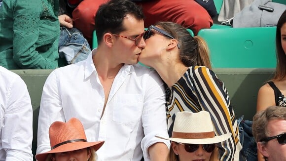 Laury Thilleman amoureuse à Roland-Garros : Baiser langoureux avec Juan Arbelaez
