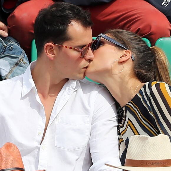 Juan Arbelaez et sa compagne Laury Thilleman (Miss France 2011) - Les célébrités dans les tribunes lors des internationaux de France de Roland-Garros à Paris, le 4 juin 2017. © Dominique Jacovides-Cyril Moreau/Bestimage