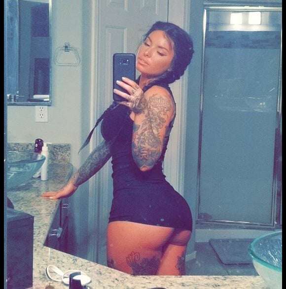 Christy Mack, star du X prend un selfie dans sa salle de bain, posté sur Instagram le 22 mai 2017.