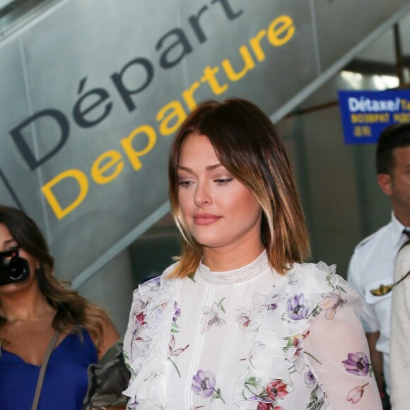 Caroline Receveur arrive à l'aéroport de Nice à l'occasion du 70ème Festival International du Film de Cannes le 22 mai 2017.