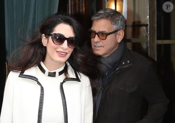 George Clooney et sa femme Amal Alamuddin (enceinte) à la sortie de leur hôtel, L'Hôtel, à Paris. Le 25 février 2017