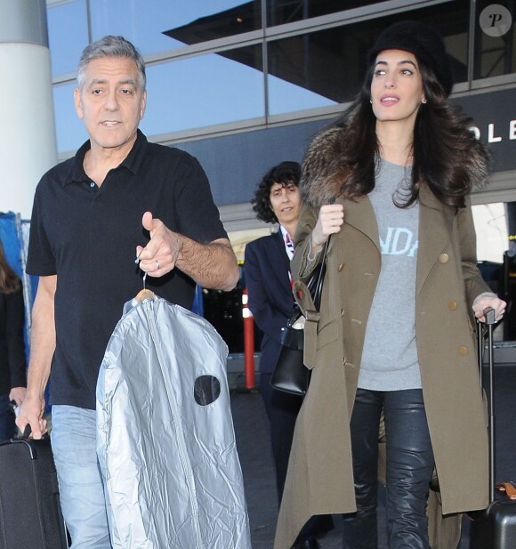 52296126 - George Clooney et sa femme Amal Alamuddin-Clooney (enceinte) arrivent à l'aéroport à Los Angeles le 27 janvier 2017