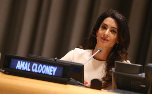 Amal Clooney prononce un discours à l'ONU à New York le 16 septembre 2016. Amal Clooney a choisi de défendre la cause des femmes Yézidis, persécutées et abusées par les hommes du groupe Etat Islamique. Ce vendredi, sa protégée, Nadia Murad, a été nommée ambassadrice de l'ONU pour la dignité des victimes du trafic d'êtres humains. Une vrai victoire pour l'avocate.