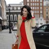 Amal Alamuddin Clooney, enceinte, arrive à Chatham House à Londres, vêtue d'un manteau beige Haute Couture Pierre Balmain (vers 1965), d'une robe rouge Haute Couture Christian Dior (collection automne-hiver 1972), d'un sac Altuzarra et de chaussures Oscar de la Renta. Le 29 mars 2017.