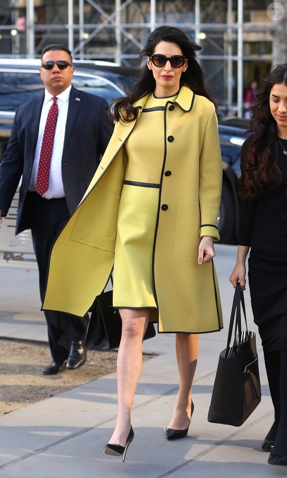 Amal Alamuddin Clooney, enceinte, se rend au siège des Nations Unies, habillée d'un manteau et d'une robe Bottega Veneta (collection croisière 2017). New York, le 9 mars 2017.