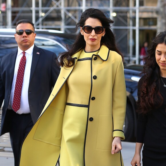 Amal Alamuddin Clooney, enceinte, se rend au siège des Nations Unies, habillée d'un manteau et d'une robe Bottega Veneta (collection croisière 2017). New York, le 9 mars 2017.