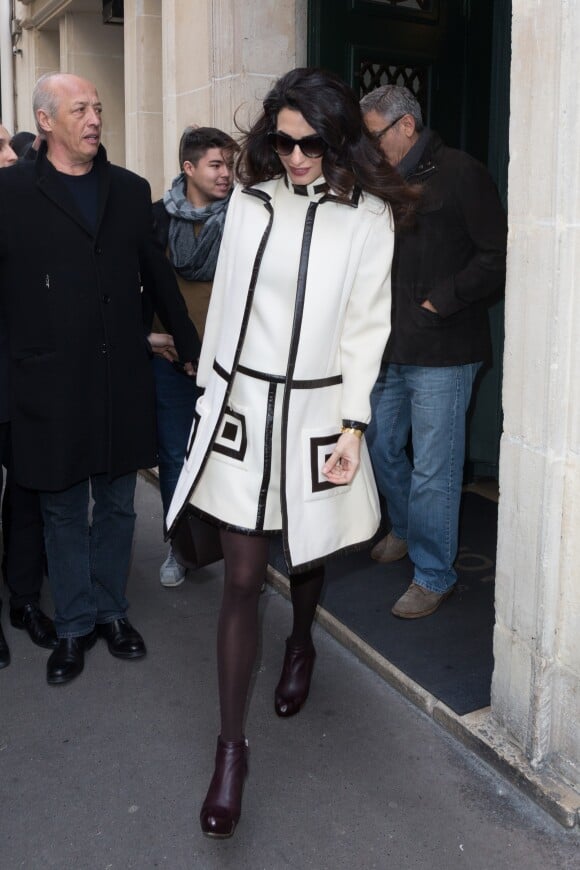 George Clooney et sa femme Amal Alamuddin, enceinte et vêtue d'un manteau et d'une robe William Vintage (et portant le sac "Paris Premier" de Longchamp) à Paris. Le 25 février 2017.