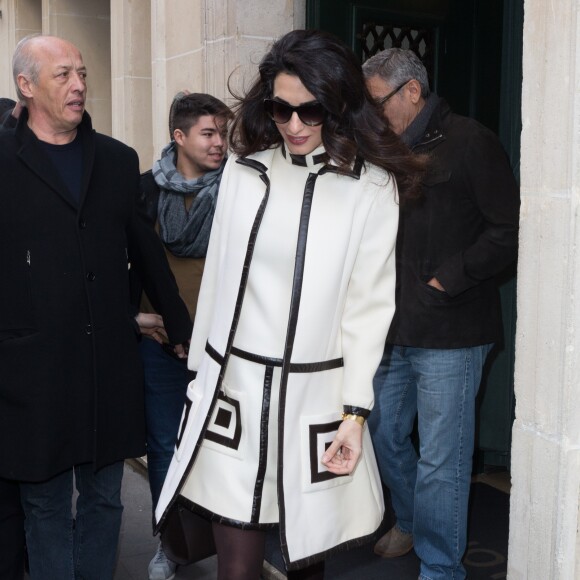 George Clooney et sa femme Amal Alamuddin, enceinte et vêtue d'un manteau et d'une robe William Vintage (et portant le sac "Paris Premier" de Longchamp) à Paris. Le 25 février 2017.